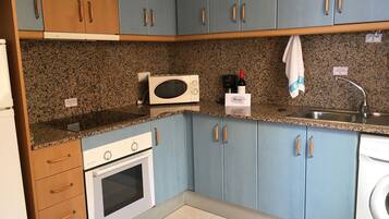 Frigorífico, microondas, placa de cocina y cafetera o tetera