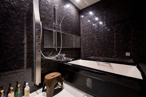 Deep-soaking bathtub - THE PERIDOT Smart Hotel Tancha Ward (Onna)