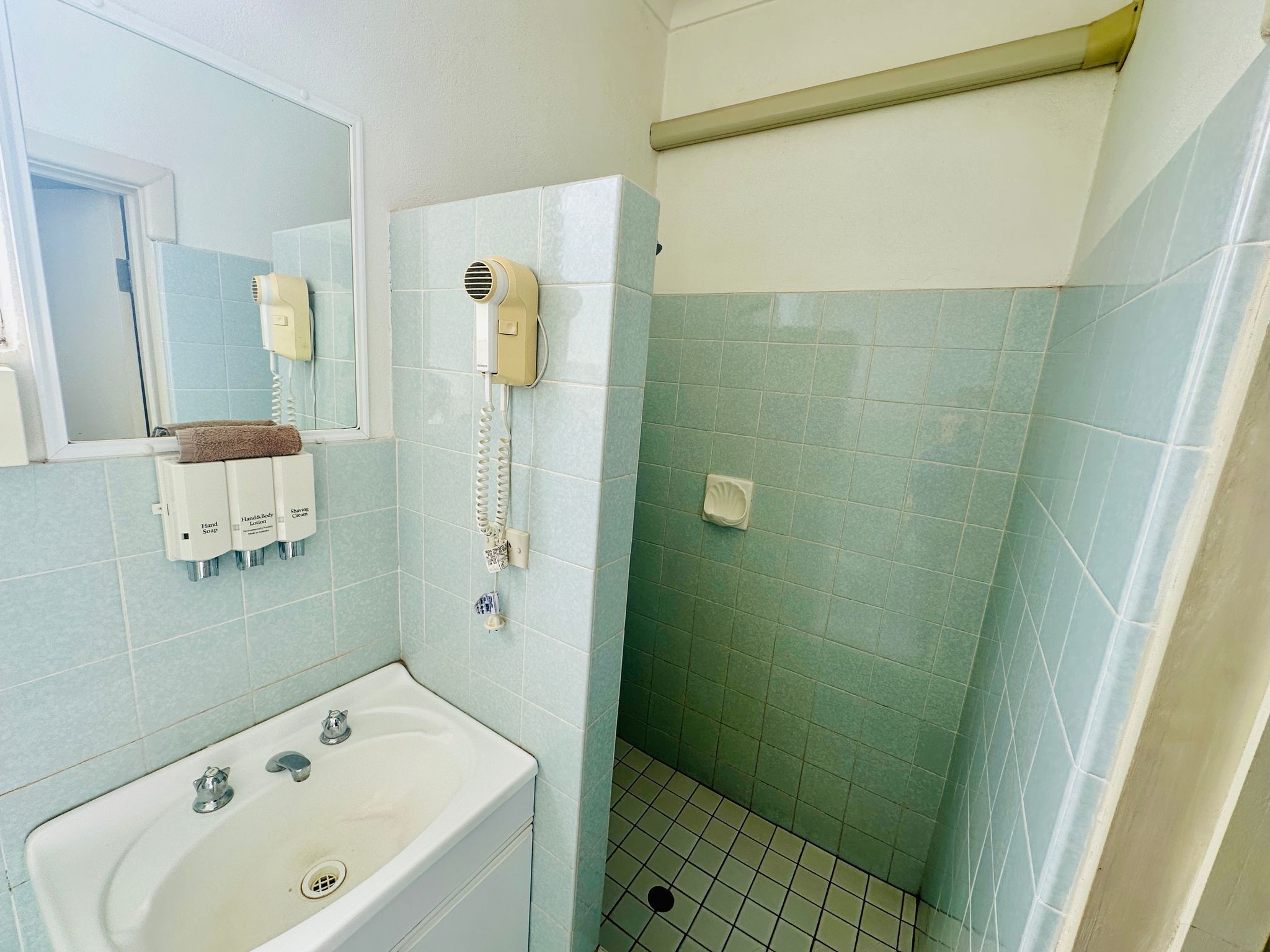 Habitación doble, 1 cama matrimonial (Upper Floor, Limited Parking) | Baño | Regadera, amenidades de baño gratuitas, secadora de cabello, toallas 