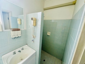 Dobbeltrom, 1 dobbeltseng (Upper Floor, Limited Parking) | Bad | Dusj, toalettartikler (inkludert), hårføner og håndklær