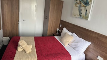 Habitación doble, 1 cama doble (Upper Floor, Limited Parking) | Wifi gratis y ropa de cama