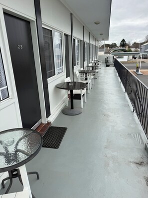Doppelzimmer, 1 Doppelbett (Upper Floor, Limited Parking) | Terrasse/Patio