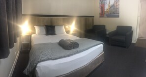 Phòng đôi Deluxe, 1 giường cỡ queen | Truy cập Internet không dây miễn phí, bộ trải giường 