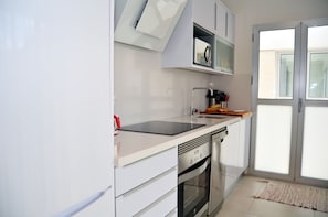 Frigorífico, microondas, horno y placa de cocina