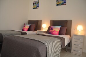 Spa - Ground floor apartment, patio, pool views, free wifi, close to beach (Santiago de la Ribera)