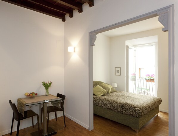 1 habitación, tabla de planchar con plancha, wifi gratis y ropa de cama 