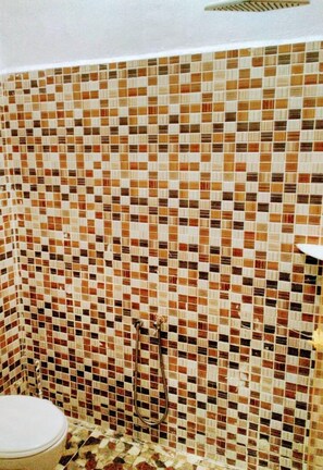 Douche, articles de toilette gratuits, sèche-cheveux, chaussons