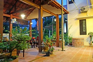 Outdoor dining - Village Love Homestay (Da Nang)