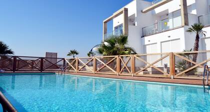 Ground floor apartment, patio, free wifi, sea view, BBQ