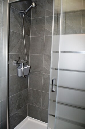 Bruser, hårtørrer, håndklæder