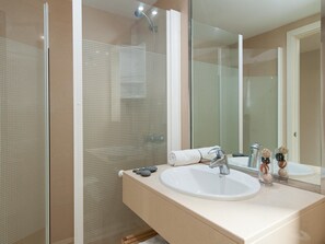 Baignoire, sèche-cheveux, serviettes fournies