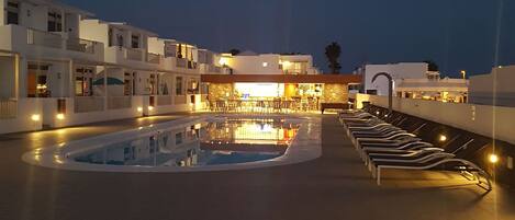 Außenpool, beheizter Pool, Liegestühle