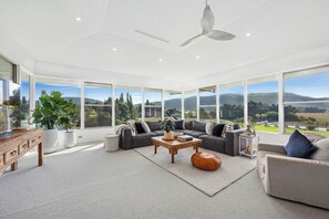 Televisión, películas con cargo