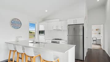 Panoramic Cottage, Mountain View | Private kitchen | Full-sized fridge, microwave, oven, stovetop