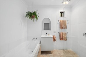 Habitación (Harrowfield Homestead) | Baño | Regadera, amenidades de baño gratuitas, secadora de cabello, toallas 