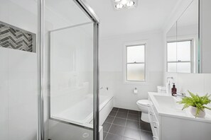 Panoramic Cottage, Mountain View | Bathroom - Stay in Mudgee (Burrundulla)