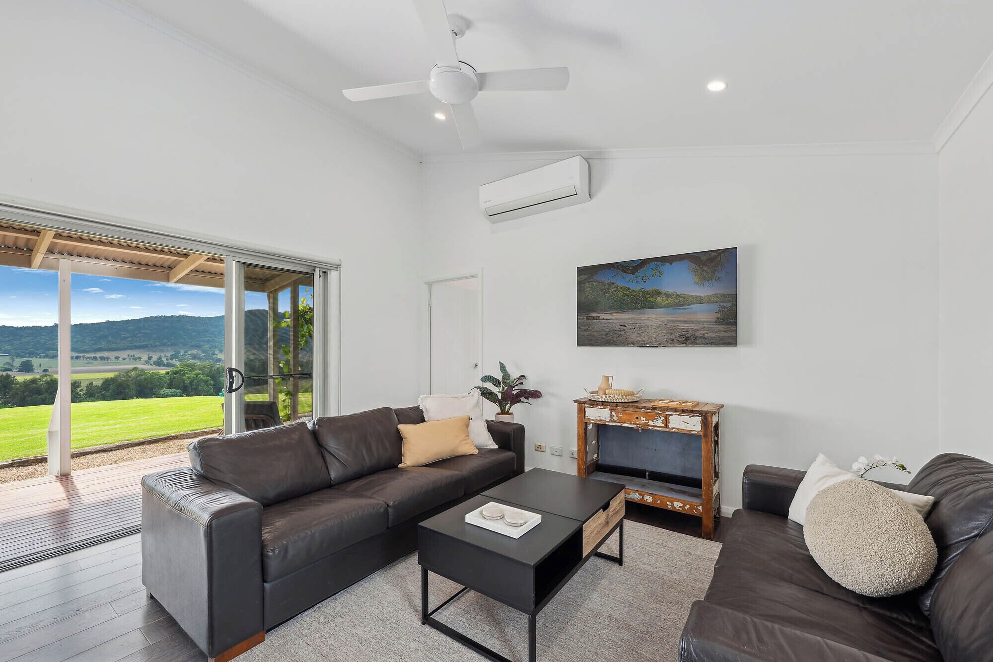 Panoramic Cottage, Mountain View | Living area | TV, pay films