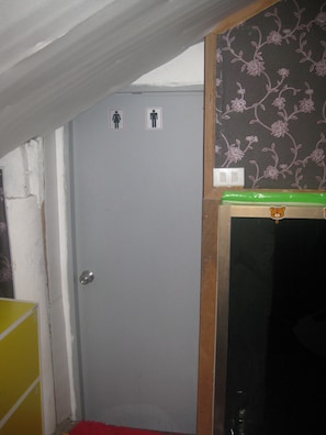 Shower, free toiletries, towels - Tawan Hostel (Ko Pha-ngan)