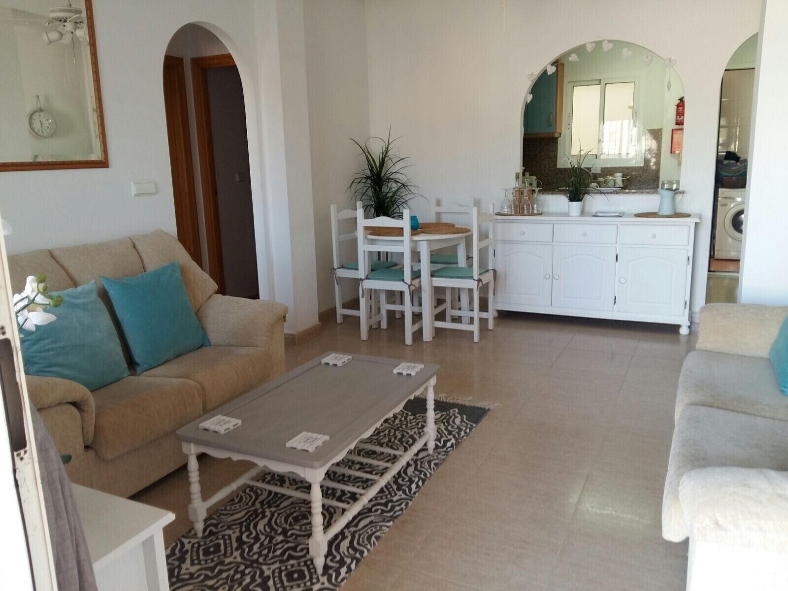 Een televisie en een dvd-speler