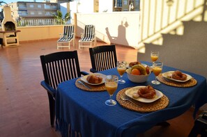 Outdoor dining - Ground floor apartment, free wifi, satellite tv, BBQ, communal pool (Los Nietos)