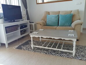TV, DVD player - Ground floor apartment, free wifi, satellite tv, BBQ, communal pool (Los Nietos)