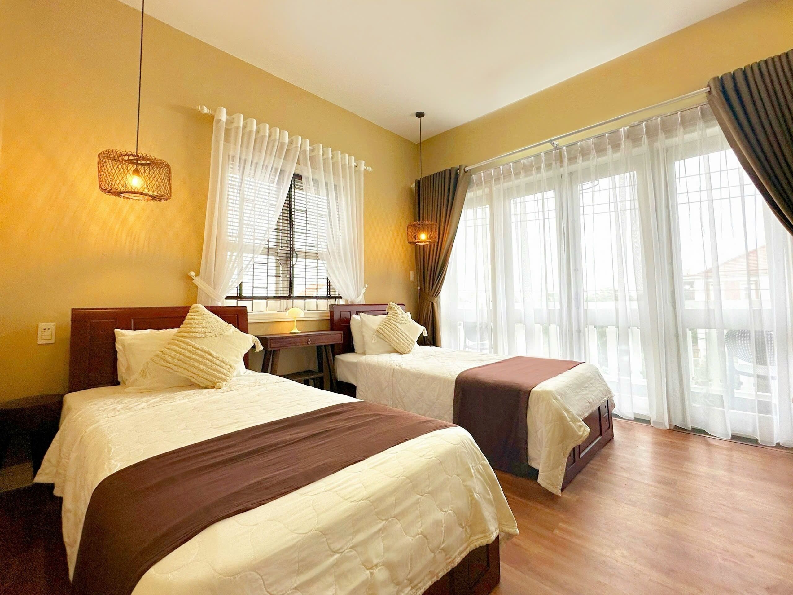 deluxe twin room, balcony, city view | minibar, individually furnished, desk, laptop workspace