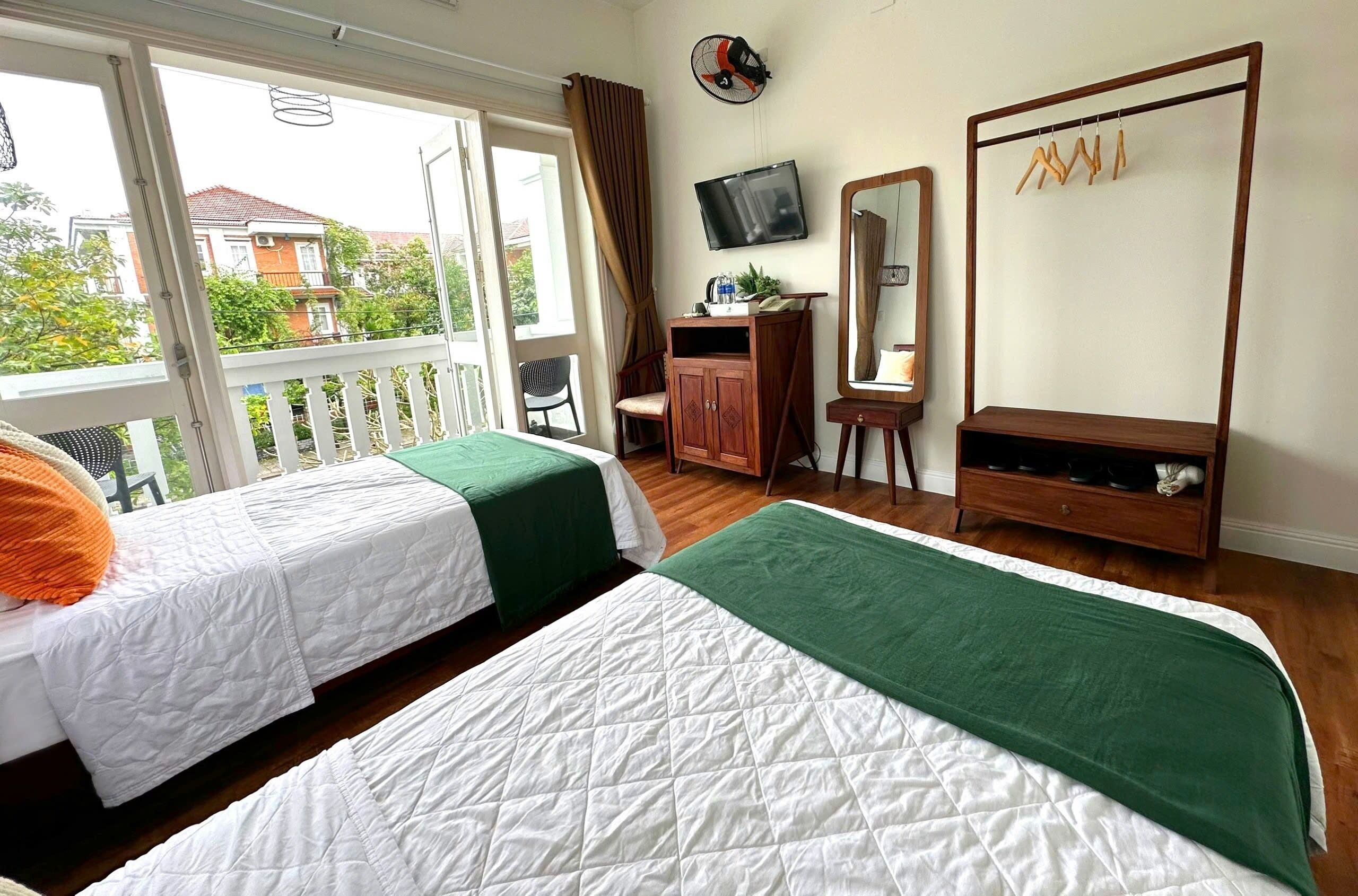 deluxe twin room, balcony, city view | minibar, individually furnished, desk, laptop workspace