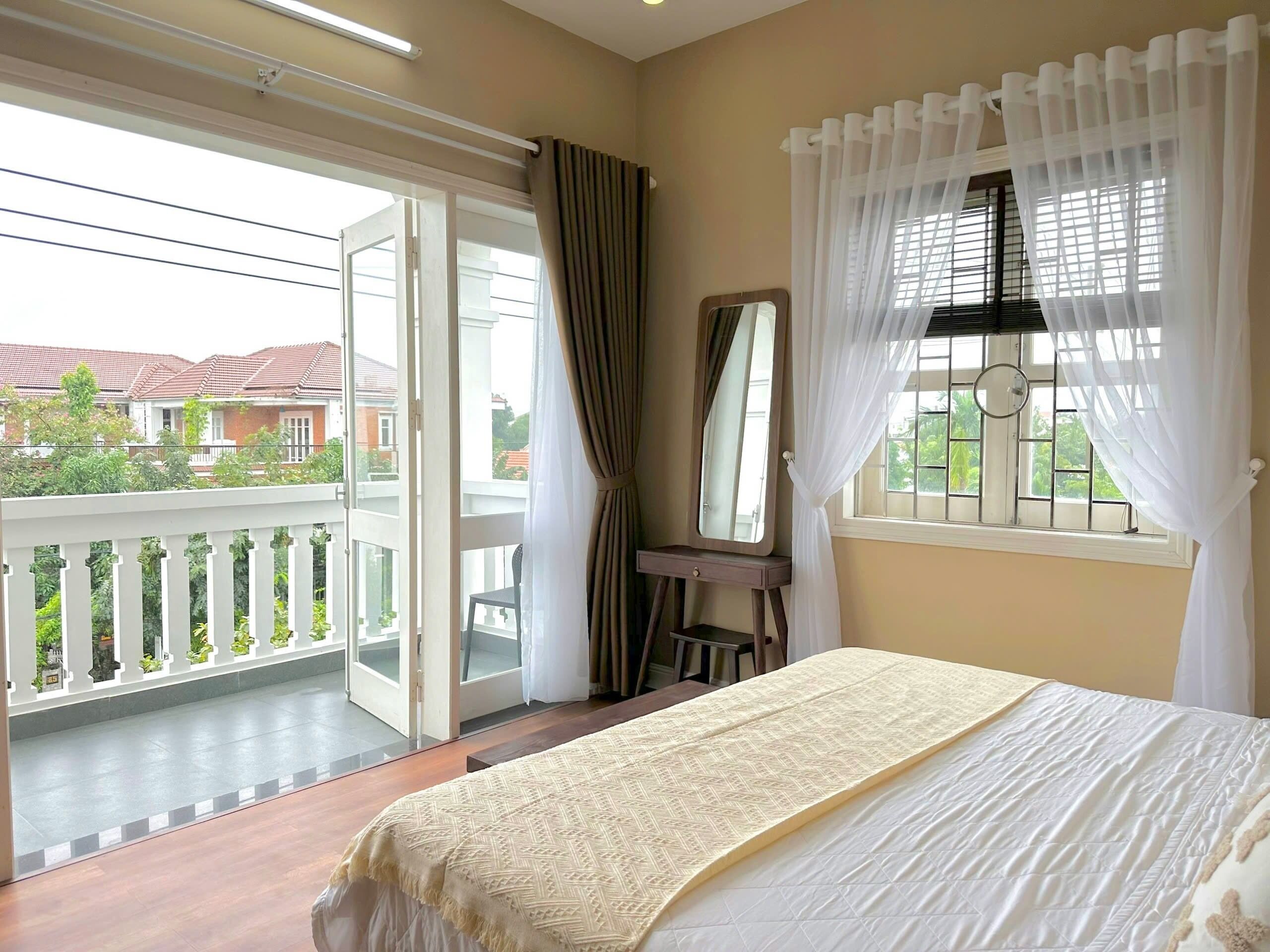 deluxe double room, balcony, city view | minibar, individually furnished, desk, laptop workspace