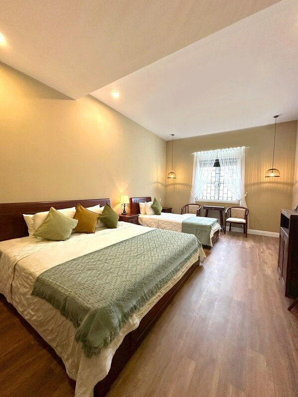 Quarto triplo família | Frigobar, individualmente mobiliados, escrivaninha