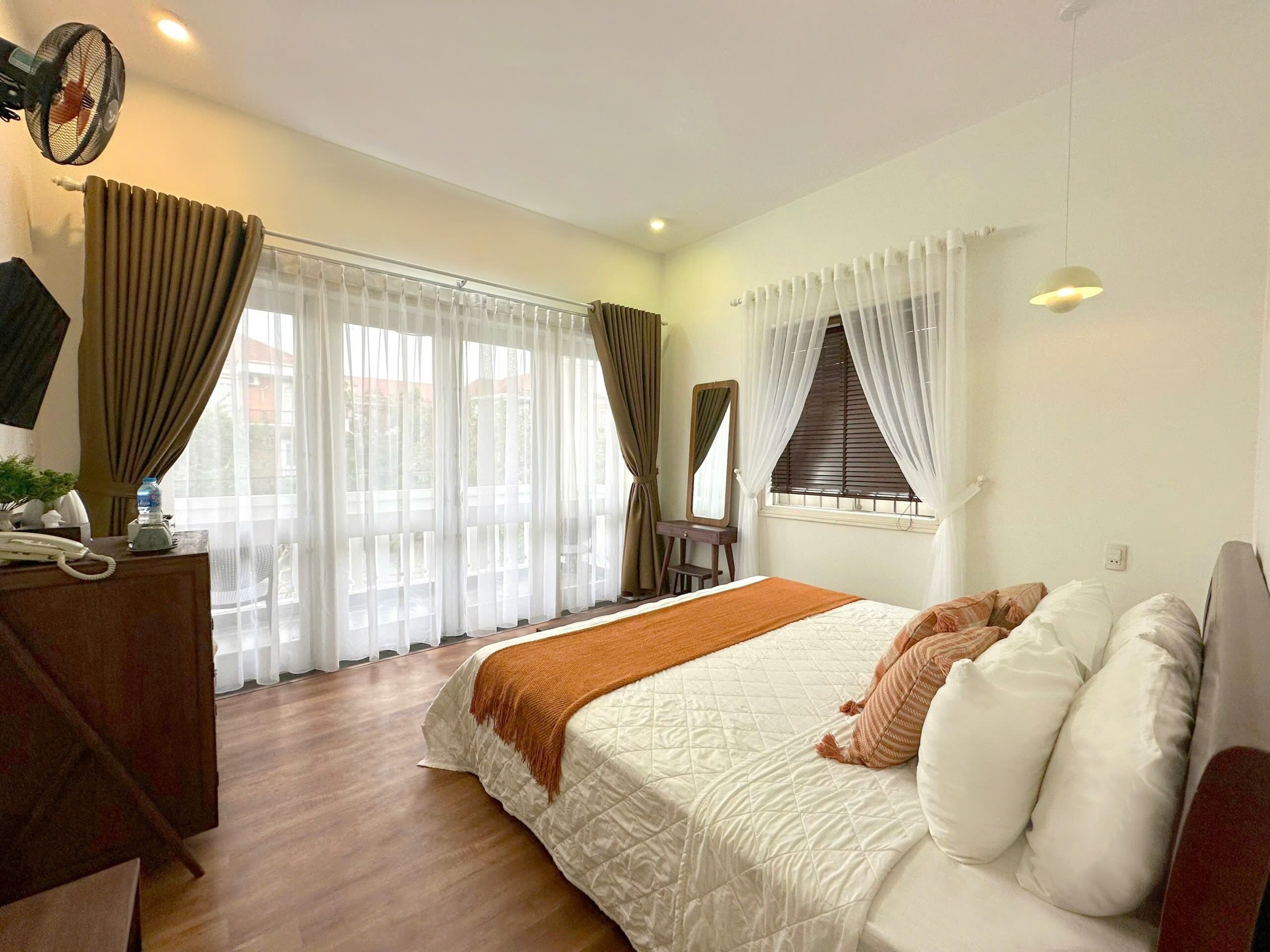 deluxe double room, balcony, city view | minibar, individually furnished, desk, laptop workspace