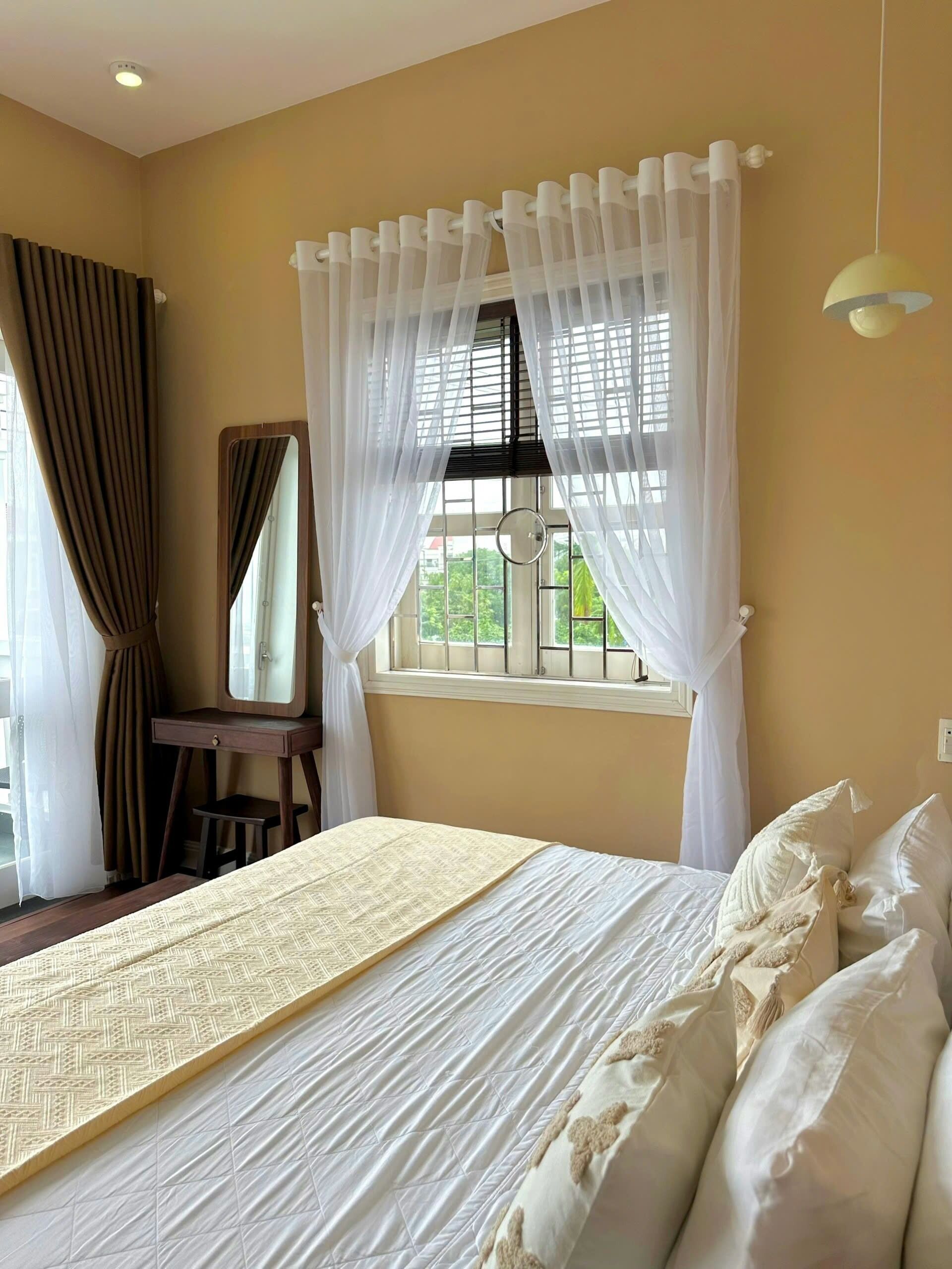 Phòng đôi Deluxe, ban công, quang cảnh thành phố | Minibar, trang bị nội thất v ới thiết kế riêng biệt, bàn 