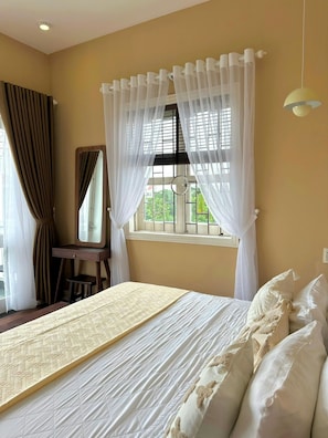 Minibar, muebles diferentes y escritorio 