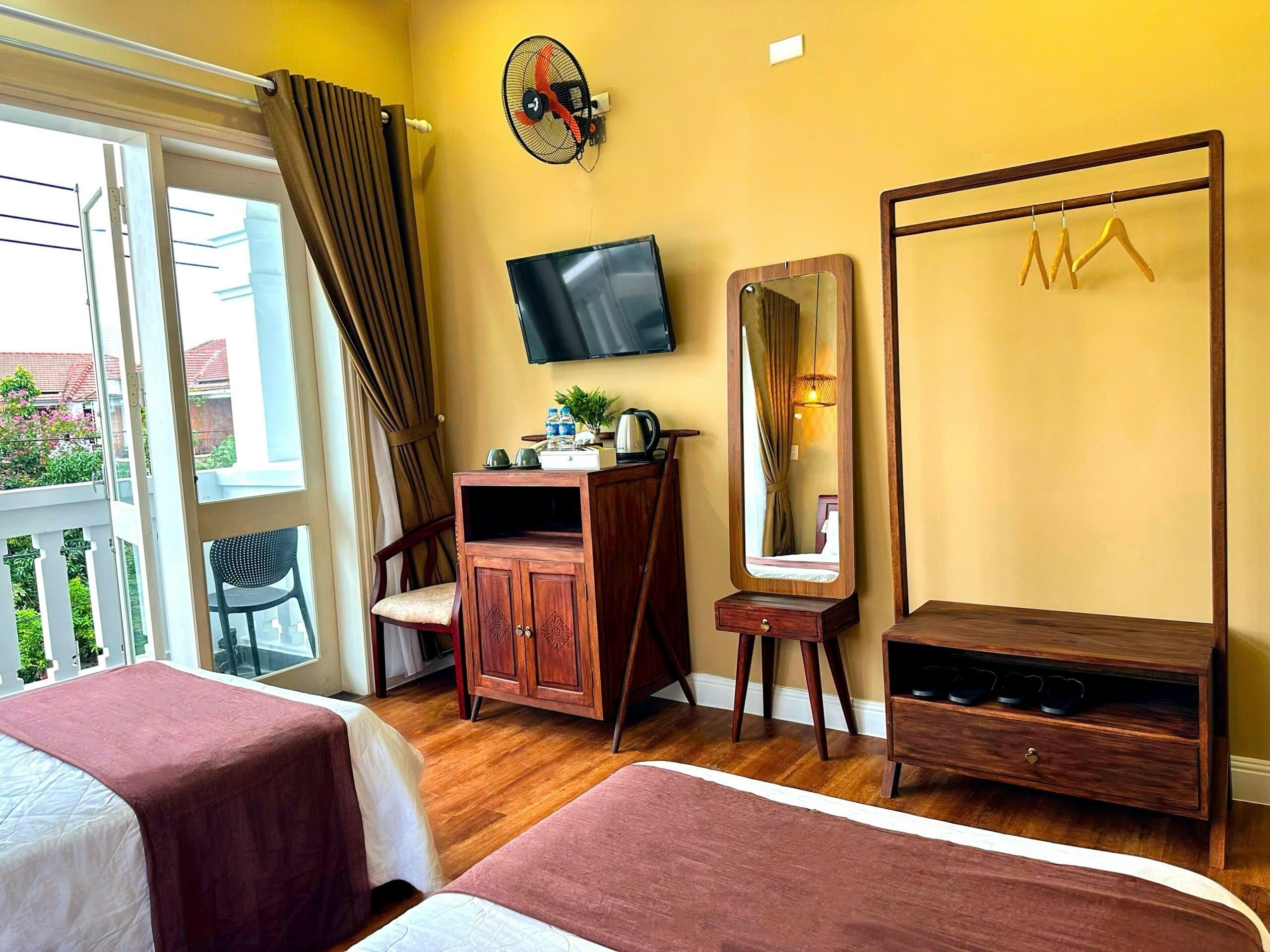 deluxe twin room, balcony, city view | minibar, individually furnished, desk, laptop workspace