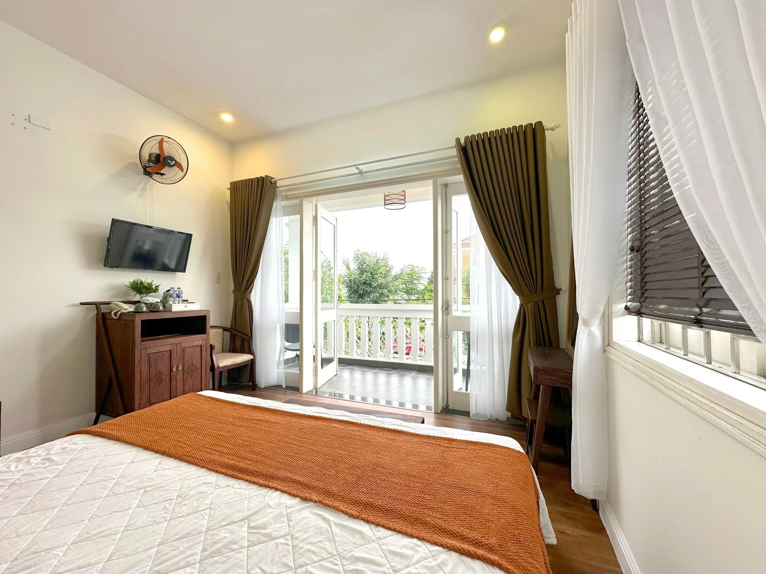 deluxe double room, balcony, city view | minibar, individually furnished, desk, laptop workspace