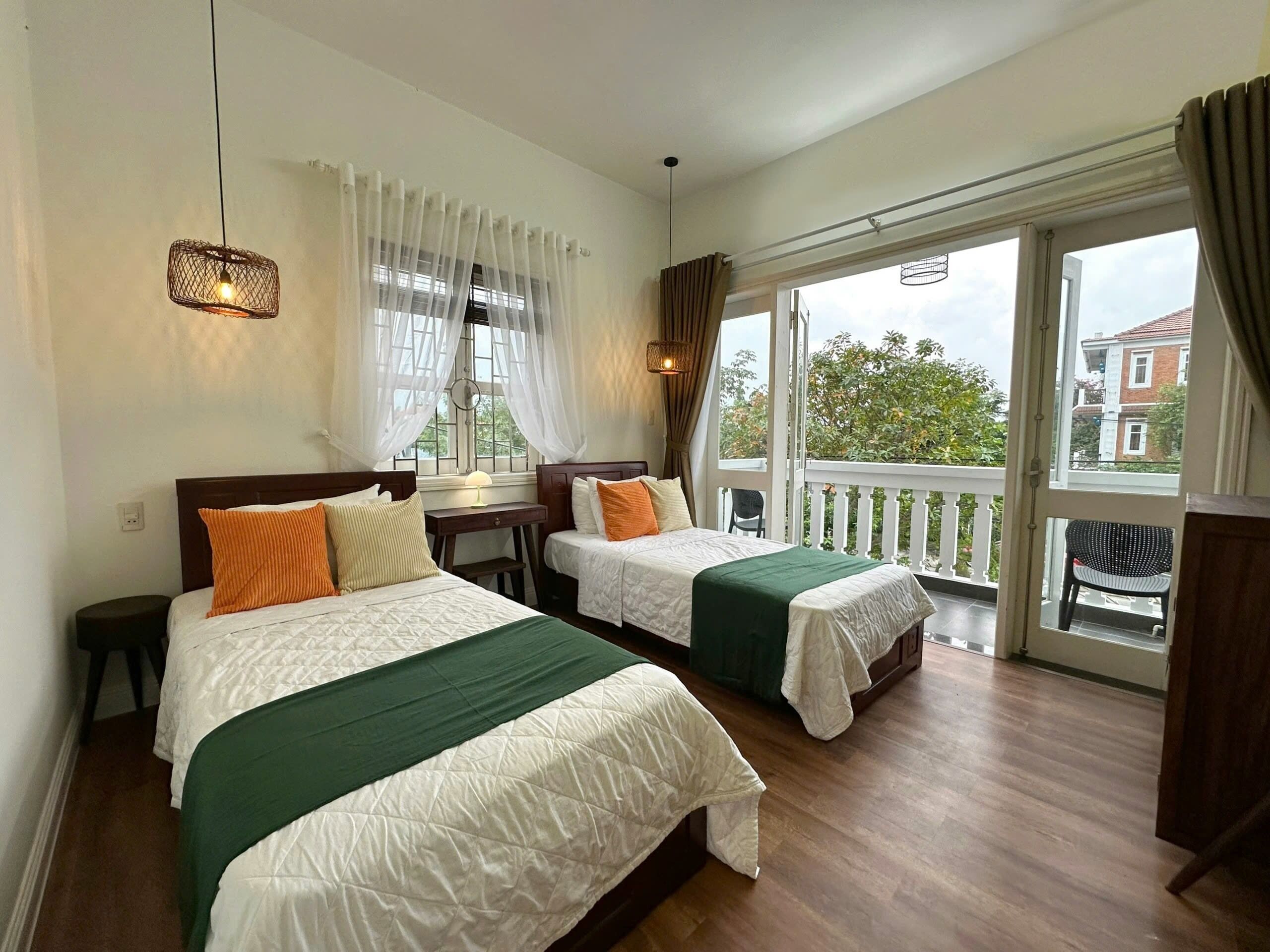 deluxe twin room, balcony, city view | living area | flat-screen tv