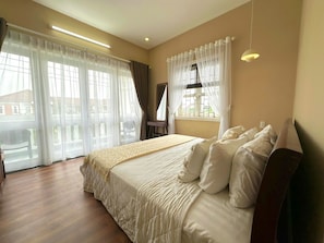 Minibar, muebles diferentes y escritorio 