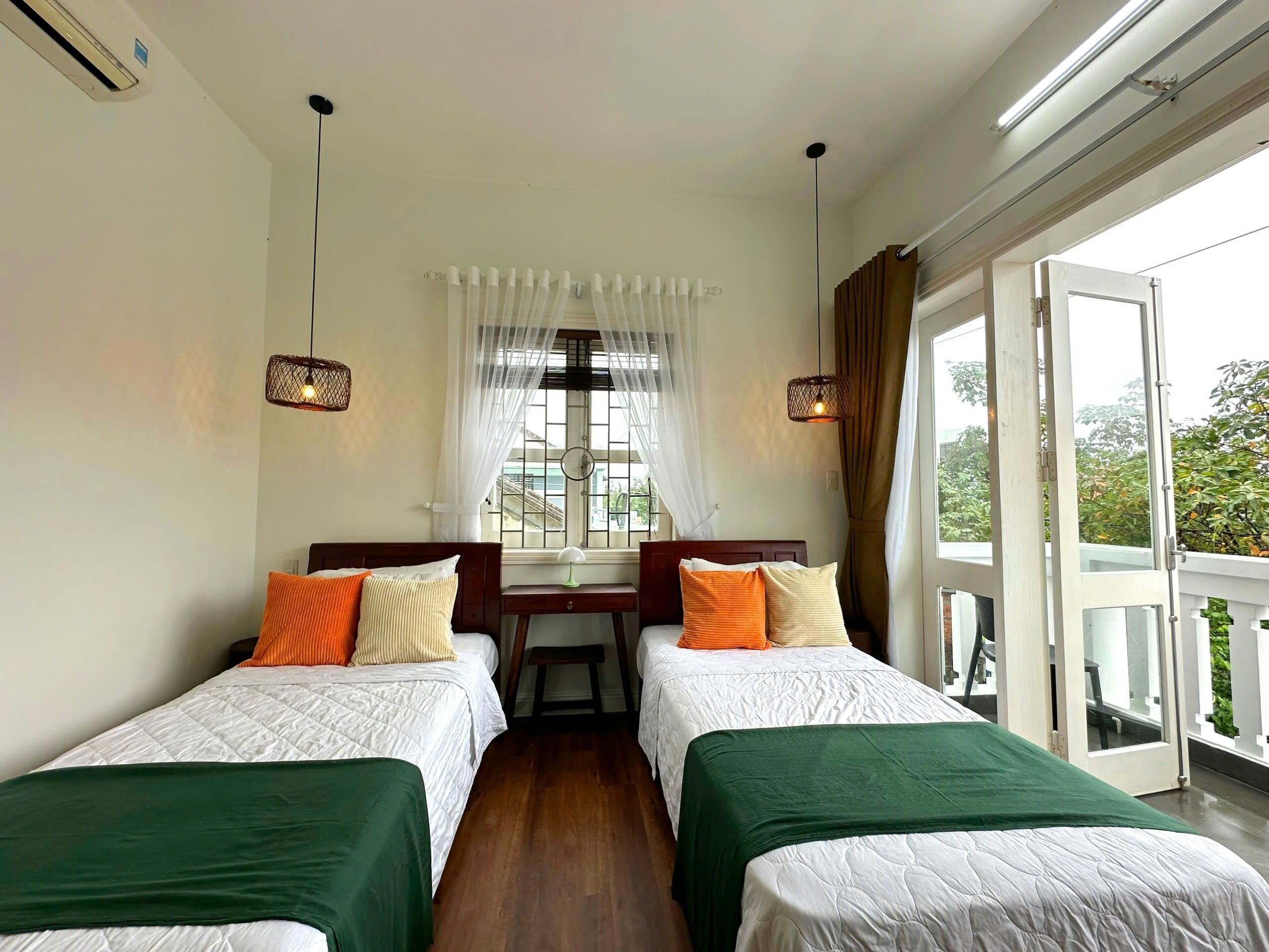 deluxe twin room, balcony, city view | minibar, individually furnished, desk, laptop workspace
