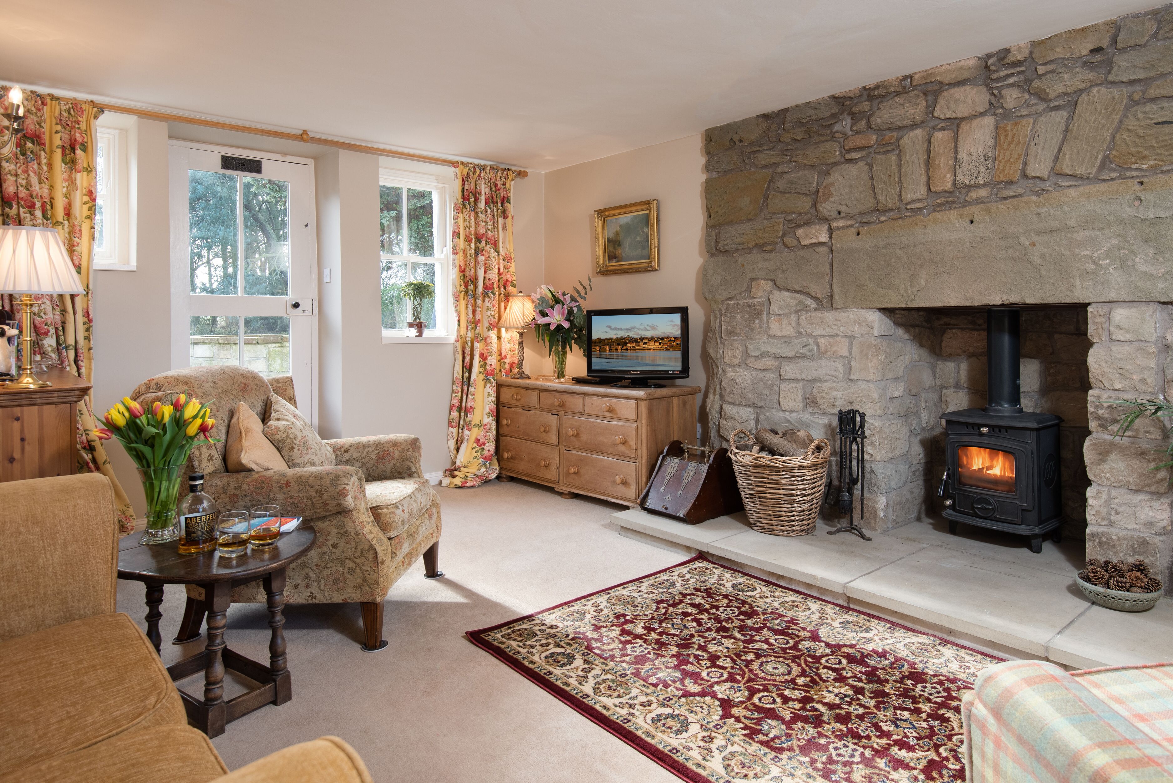 Een smart-tv, een open haard, een dvd-speler en boeken