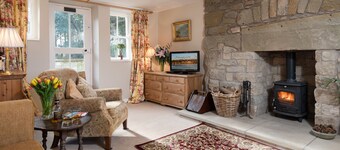 Greenloaning, delightful Pet Friendly Cottage In the beautiful Scottish Borders