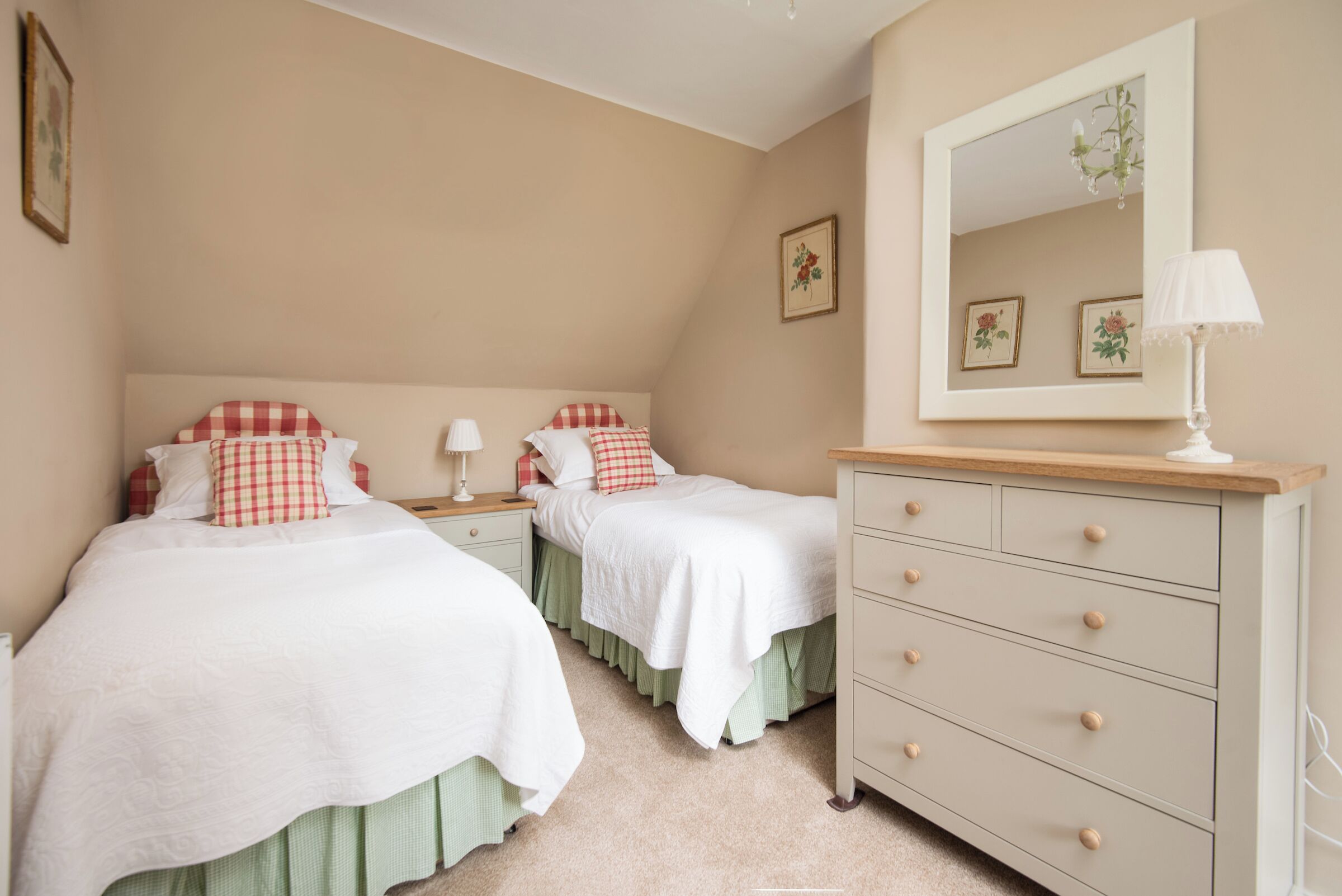 2 habitaciones, tabla de planchar con plancha y cuna de viaje 