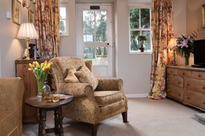 Smart-TV, peis, DVD-spiller og bøker