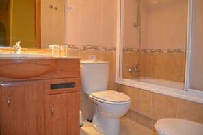 Badewanne, Haartrockner, Bidet, Handtücher