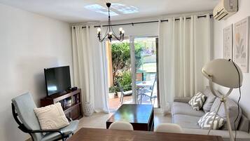 Una televisión, un reproductor de DVD, un reproductor estéreo