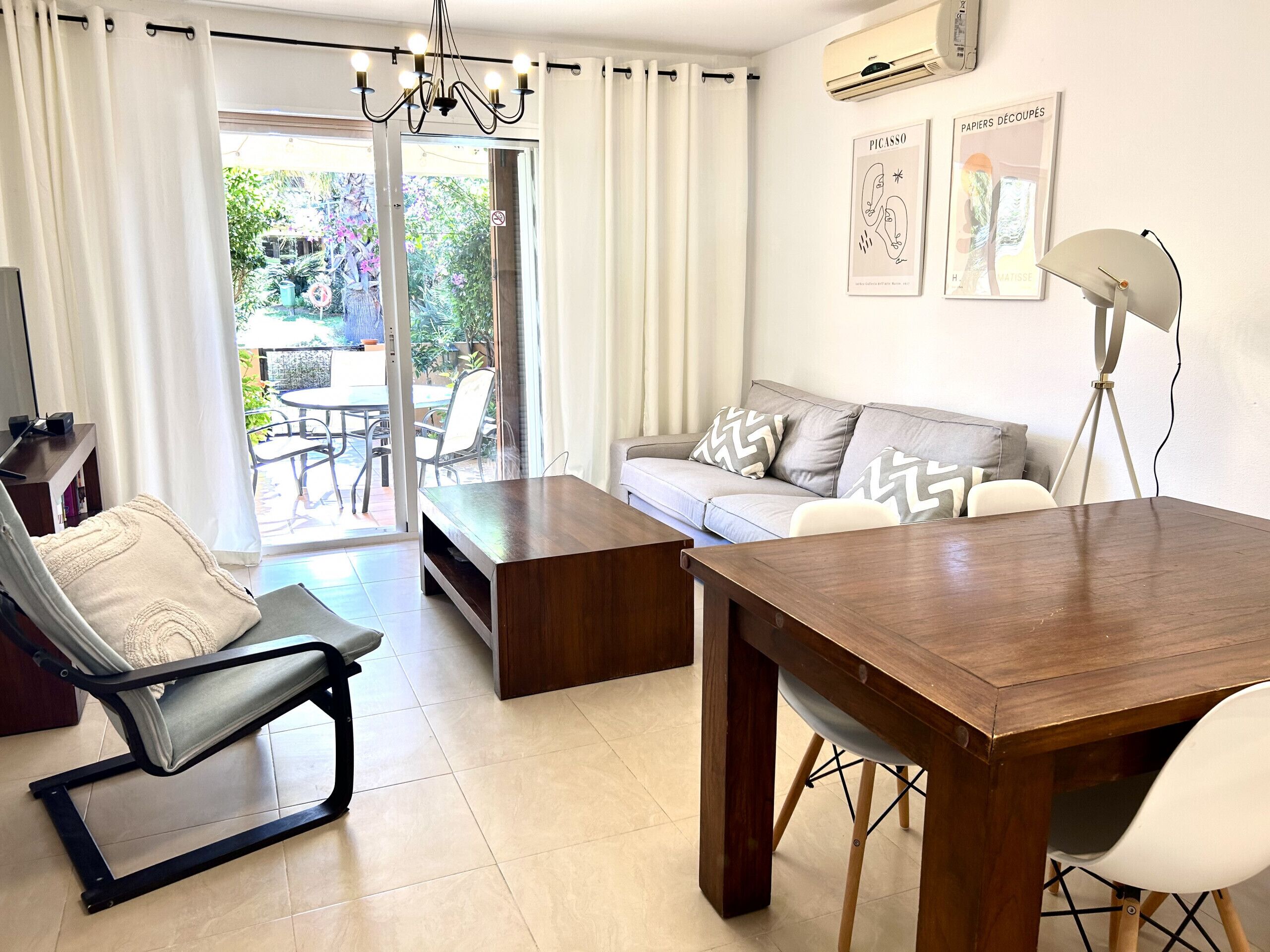 Télévision, lecteur de DVD, chaîne hi-fi