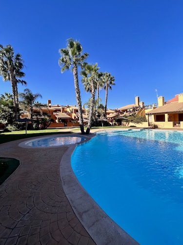 Poolside, south facing bungalow with roof terrace