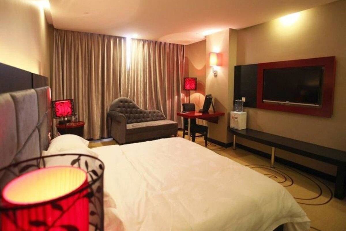 Business King Room | Minibar, desk, blackout curtains, iron/ironing board (on request)
