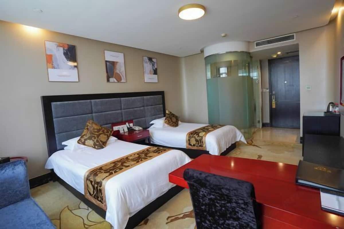 Een minibar, een bureau, verduisterende gordijnen