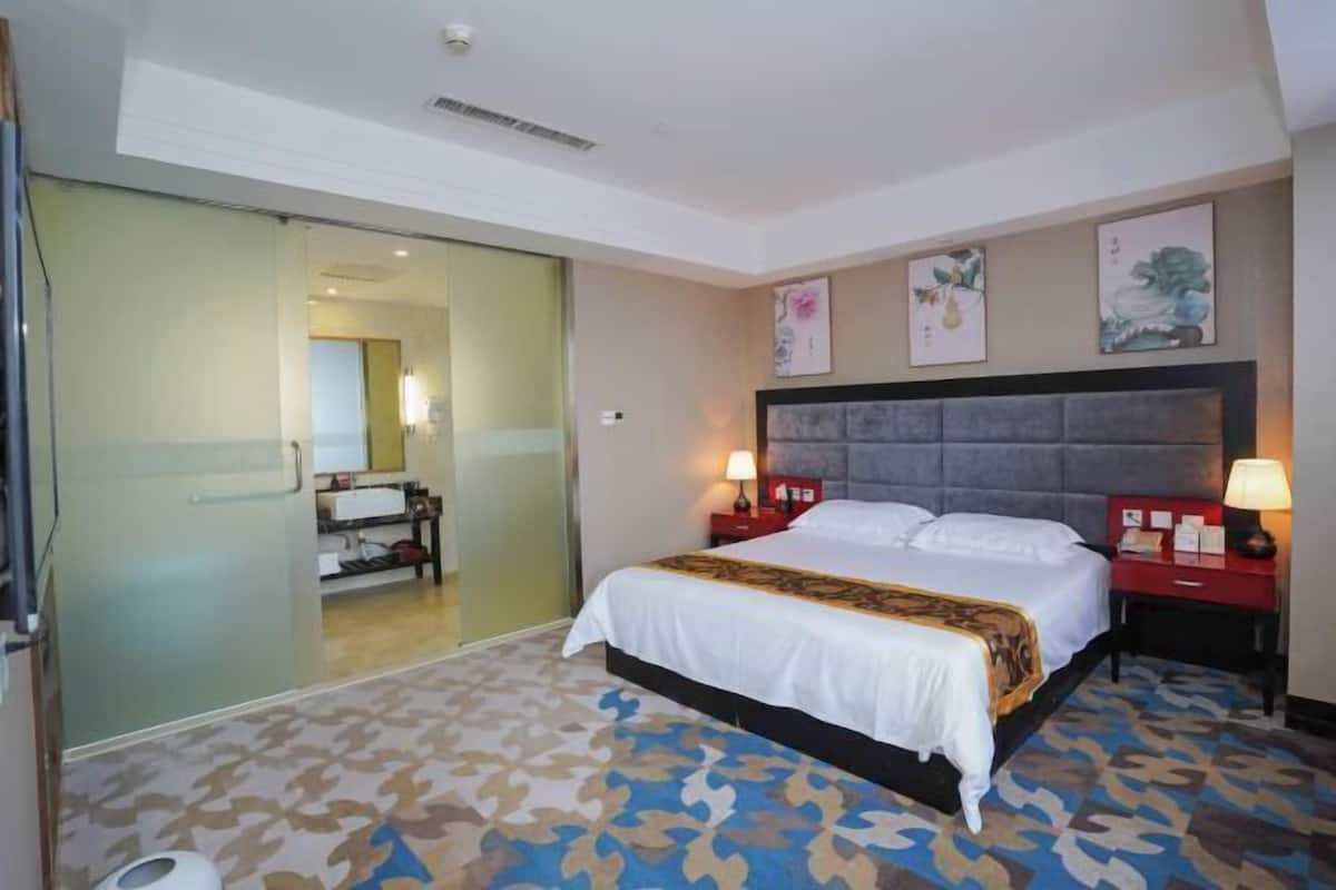 Een minibar, een bureau, verduisterende gordijnen