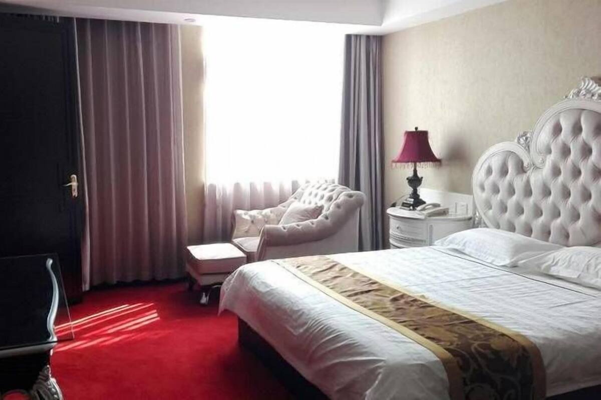 Deluxe Suite | Minibar, desk, blackout curtains, iron/ironing board (on request)