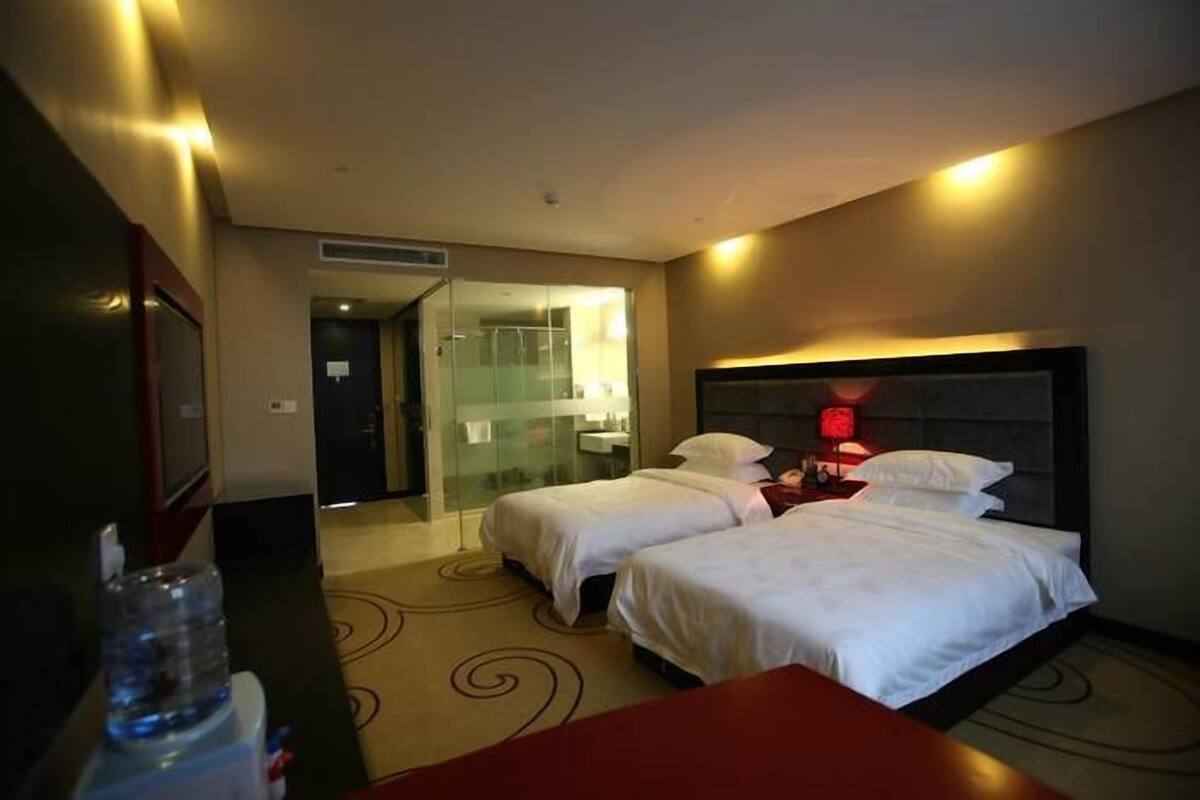 Deluxe Twin Room | Minibar, desk, blackout curtains, iron/ironing board (on request)